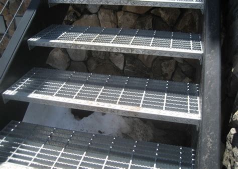 SGS Outdoor Galvanized Steel Stair Treads Hot Dip Galvanized Surface