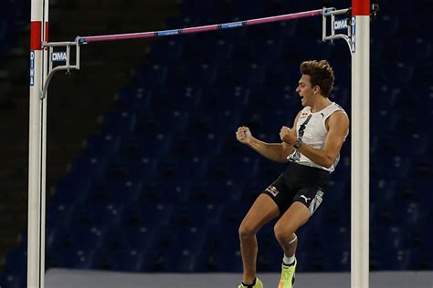 Armand Duplantis breaks pole vault world record – news