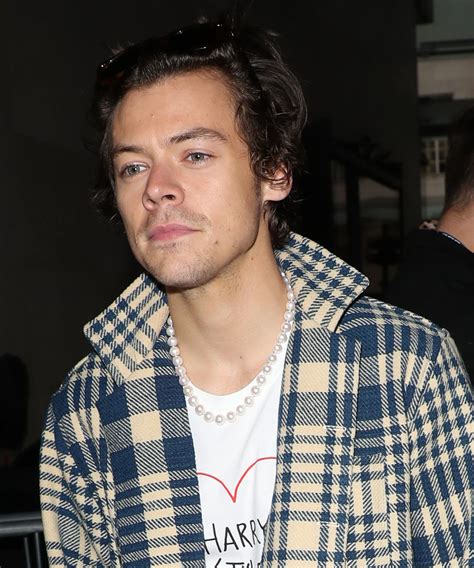 Harry Styles Makes A Case For Pearl Necklaces | Harry styles pearls, Harry styles, Style