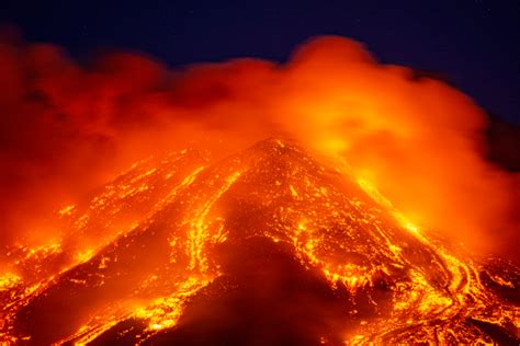 L'Etna dà spettacolo. Il geologo Cassaniti: i residenti si informino sui piani di sicurezza ...