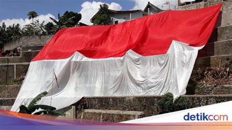 Potret Bendera Merah Putih Raksasa di Peringatan Sumpah Pemuda