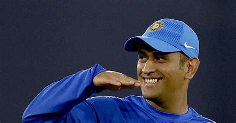 MS Dhoni Asks ‘Aaoge?’, Crying Child Turns Him Down!