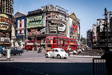 Extraordinary colour photos show London life in the 1960s and 70s | London Evening Standard