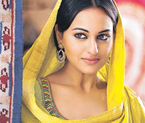 Fashion: Bollywood Actress Sonakshi Sinha Hot Fashion Styles