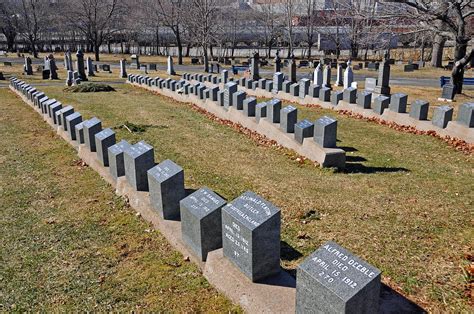File:RMS Titanic Graves in Fairview Cemetery.jpg - Wikimedia Commons