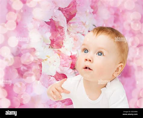 curious baby looking up Stock Photo - Alamy