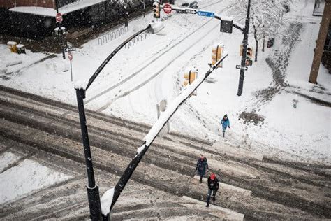 Colorado Snowstorm Knocks Out Power to Thousands - The New York Times