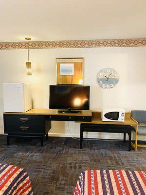 BENTON MOTEL - Updated December 2024 - 41 Photos - 407 N Main St, Benton, Illinois - Hotels ...