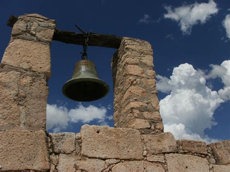 Ruinas de un templo en Cucurpe, Sonora. | Liberty bell, Decorative ...