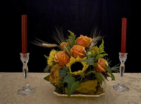 A harvest centerpiece for the rustic, country table. | Fall floral ...