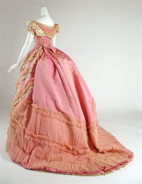 Belle of the Ball: A 5-Minute Guide to Ball Gowns – 5-Minute History