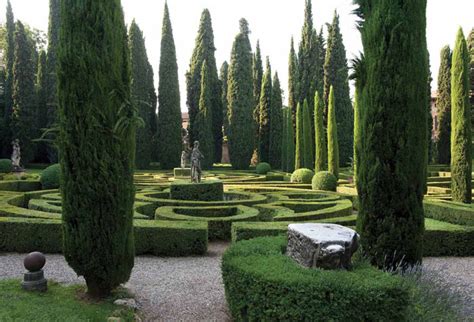 Gardens in Tuscany | Italian Renaissance garden | Podere Santa Pia, hidden treasuren in Tuscany