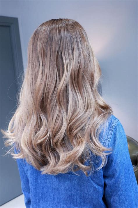 Beigeblonde är det nya (Elin Johanson) | Hair styles, Balayage hair, Brown blonde hair