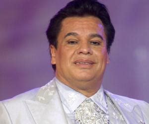 Juan Gabriel Biography - Facts, Childhood, Family Life & Achievements of Singer