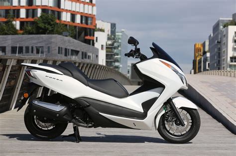 Essai du maxi-scooter Honda NSS300 Forza - L'argus