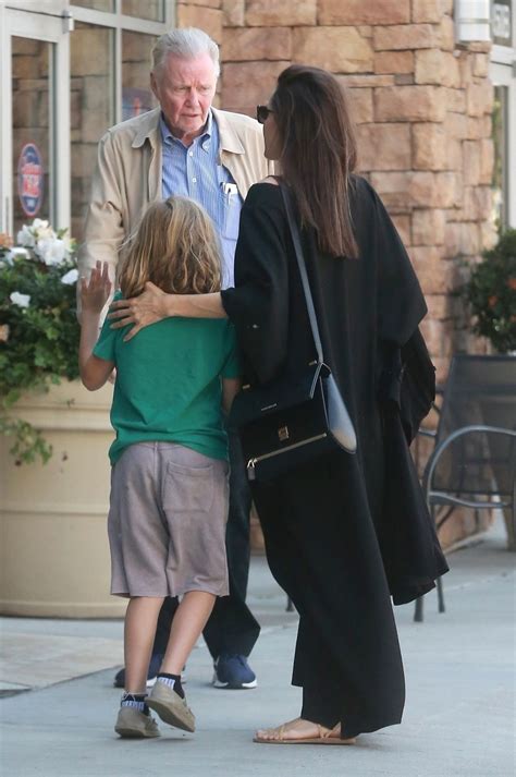 Angelina Jolie With her father, Jon Voight at Color Me Min in LA 08/14 ...