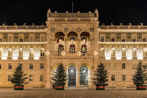 Premium Photo | Piazza unita ditalia at night atmospheric lights in trieste italy