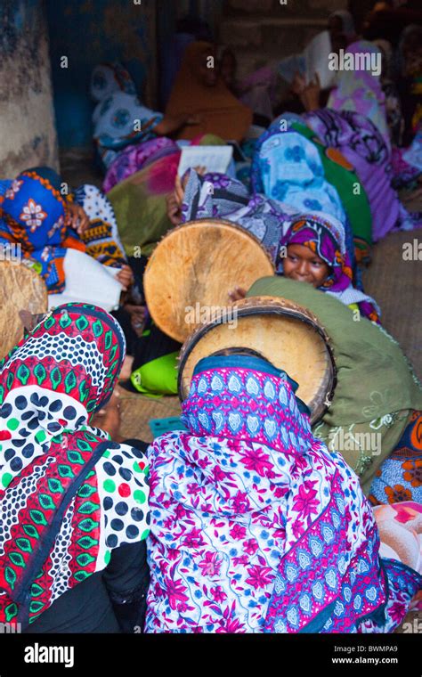 Kenya traditional clothing hi-res stock photography and images - Alamy