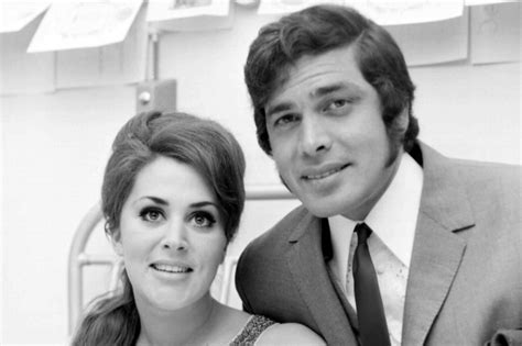 Engelbert Humperdinck announces his wife's death