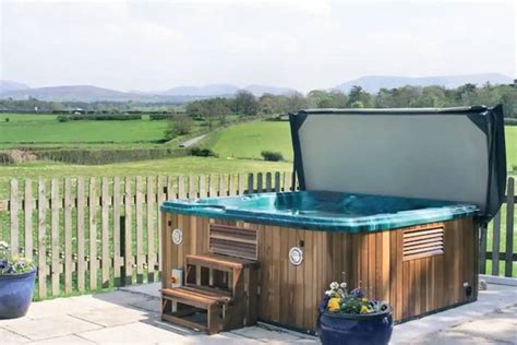 19 Best Holiday Cottages With Hot Tubs in the UK | Glamour UK