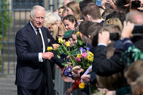 'We Never Saw That From the Queen,' Commentators Say After King Charles ...