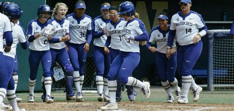 Washington Huskies Softball Team Closes Home Stand With Win