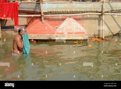 ganga snan at varanasi india Stock Photo - Alamy