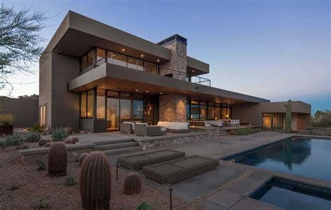 Striking modern residence piercing the deserts of Arizona