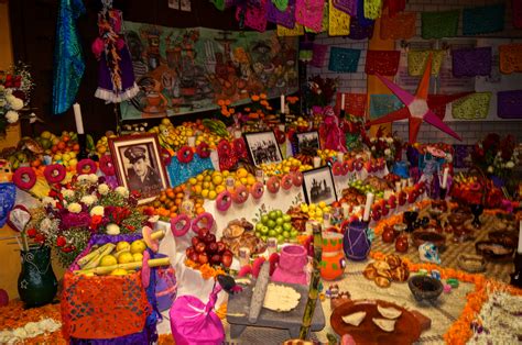 File:Ofrenda tradicional de Míxquic.JPG - Wikimedia Commons