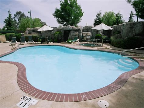 Kid Friendly Hotel in Selma, CA | Holiday Inn Selma-Swancourt