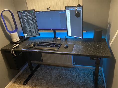 Triple monitor standing desk set up : r/StandingDesk