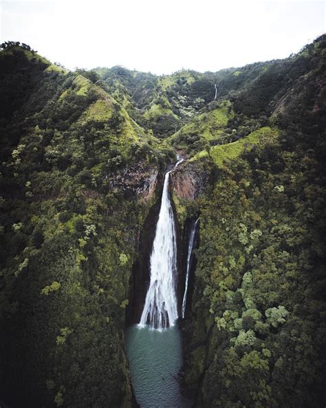 Helicopter views of Kauai ⛰ A waterfall that’s only reachable by air 🚁 ...