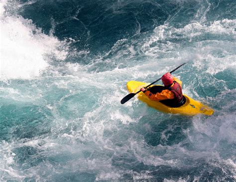 What’s the Best Whitewater Kayak for Beginners? - Paddle Pursuits