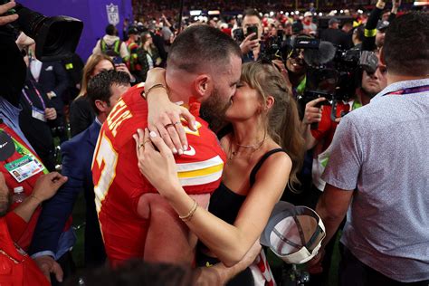 El beso entre Travis Kelce y Taylor Swift y las mejores imágenes de la ...