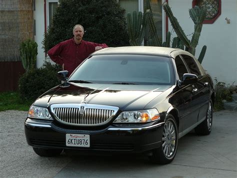 2003 Lincoln Town Car - Information and photos - Neo Drive