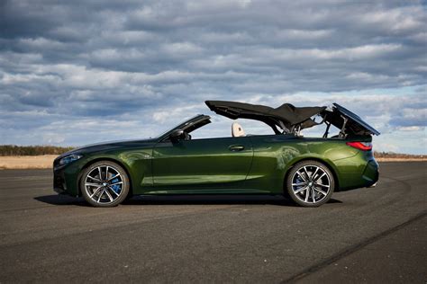 We take a closer look at the 2021 BMW M440i xDrive Convertible - VIDEO