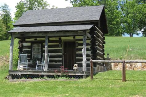 9 Cozy Log Cabins on Airbnb You Can Stay in Right Now