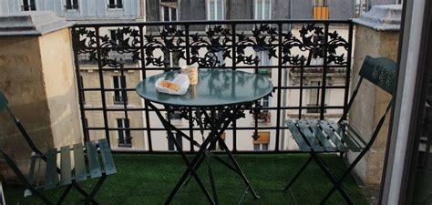 Best Artificial Grass for Balcony: The Ultimate Guide - Artificial ...