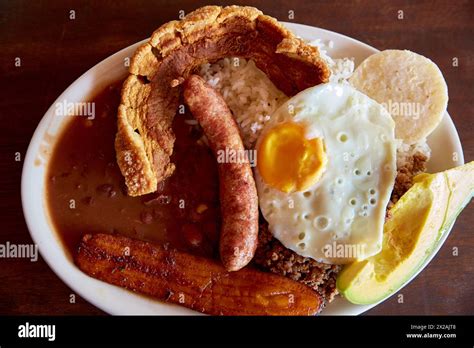 Bandeja paisa, Paisa tray (Ingredients: beans, rice, ground beef, sausage, pork, fried plantains ...