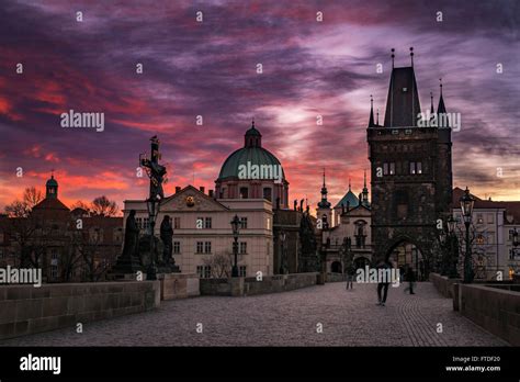 Prague sunrise in Charles bridge Stock Photo - Alamy