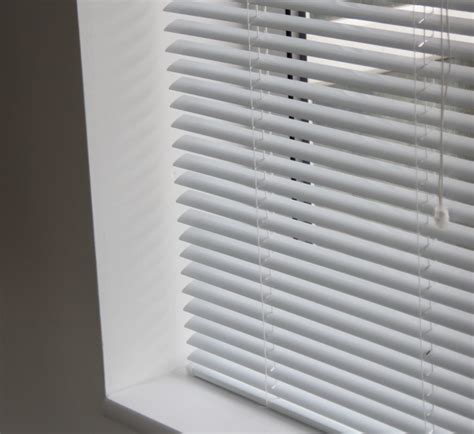 25mm White Aluminium venetian Blind | Manchester Blinds