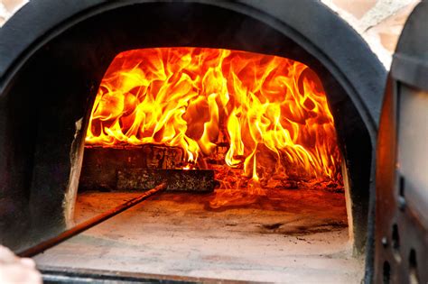 How to light a wood fired pizza oven - Fuego Clay Ovens