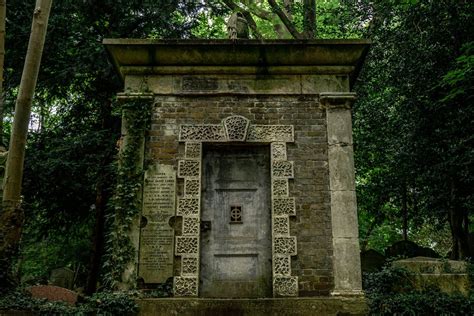 Highgate Cemetery — The Alternative Guide