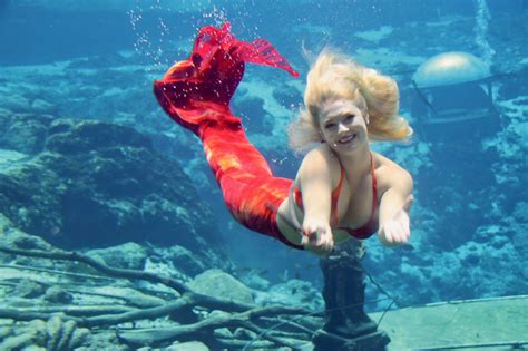 Near Tampa, a family-friendly underwater mermaid show endures