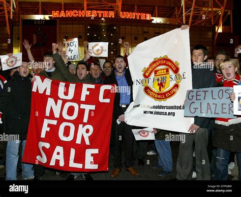 Manchester United fans protest Stock Photo - Alamy