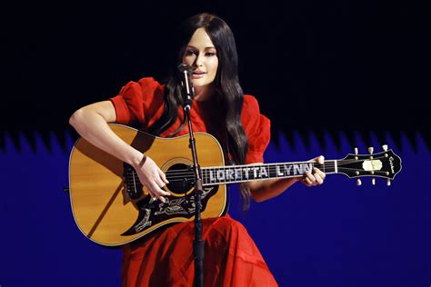 Grammys 2023: Watch Kacey Musgraves Sing 'Coal Miner's Daughter' In...