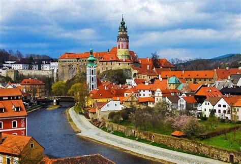 Visit Cesky Krumlov Castle | Old Town | Festivals | Sights | Hotels