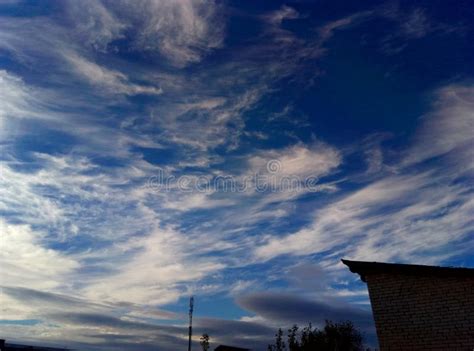 El Viento Y Las Nubes Parece Muy Hermosos En Cielo Imagen de archivo ...