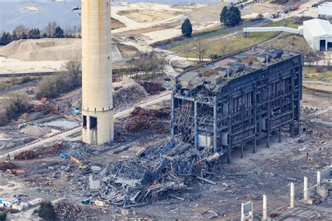 Families of missing Didcot Power Station workers protest at site three weeks on - Mirror Online