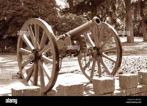 Ww1 field gun hi-res stock photography and images - Alamy